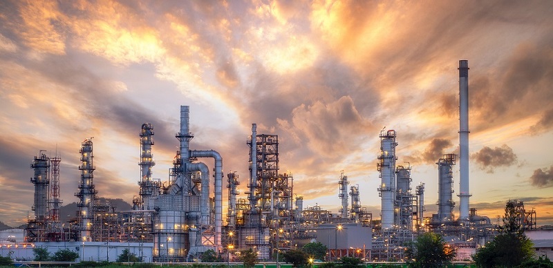 The-Opportunities-and-Barriers-in-Decarbonizing-the-oil-refinery-industry.jpg